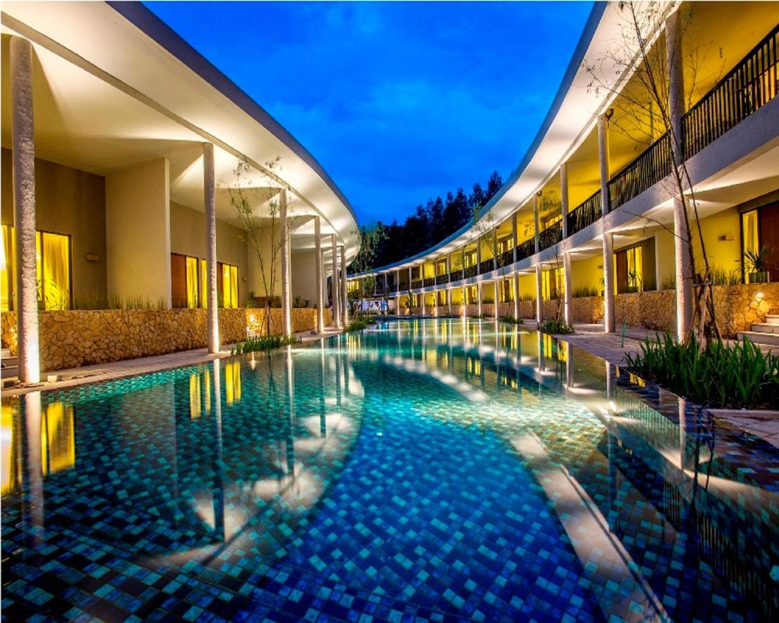 Hotel Neo+ Green Savana Sentul City Bogor Exterior photo