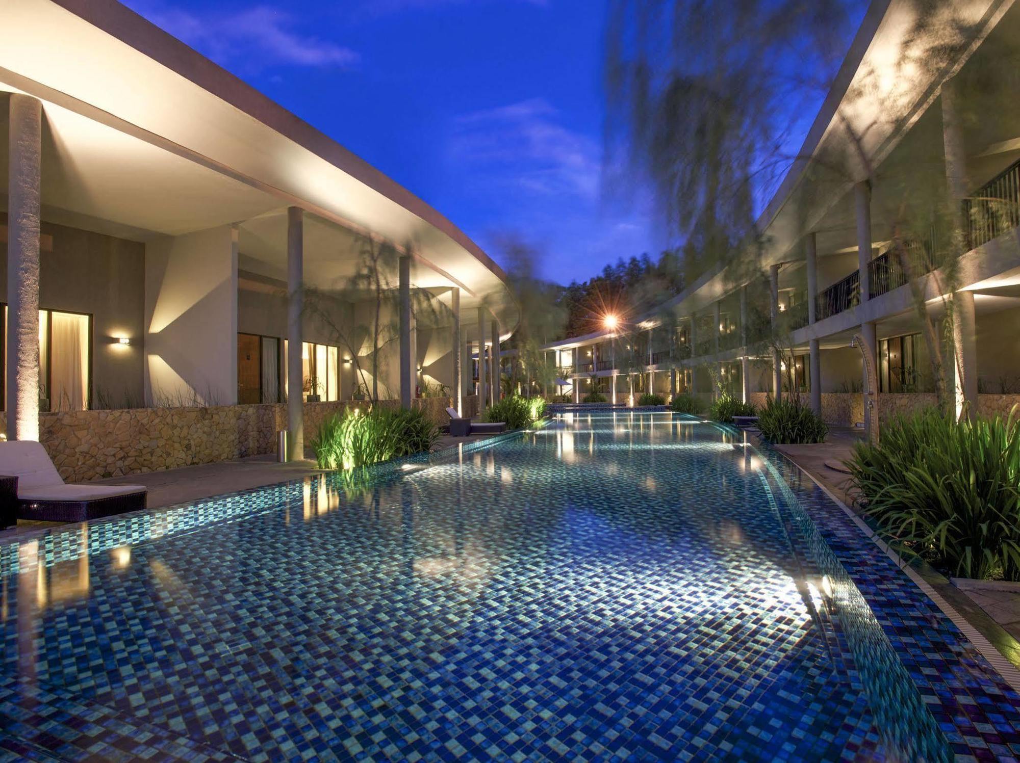 Hotel Neo+ Green Savana Sentul City Bogor Exterior photo